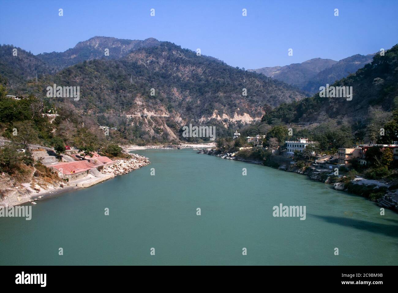 Chaîne de montagnes de l'Himalaya avec le Gange qui coule à travers elle. Rishikesh et Haridwar sont des destinations touristiques populaires appelées villes à deux patrimoines Banque D'Images