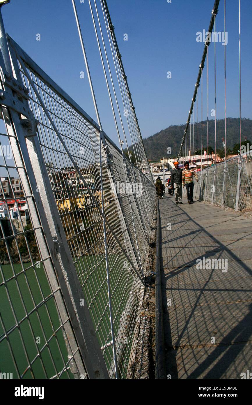 Les personnes qui marchent dans le pont suspendu, Lakshman Jhula, Rishikesh et Haridwar sont une destination touristique populaire appelée villes du patrimoine jumeau Banque D'Images