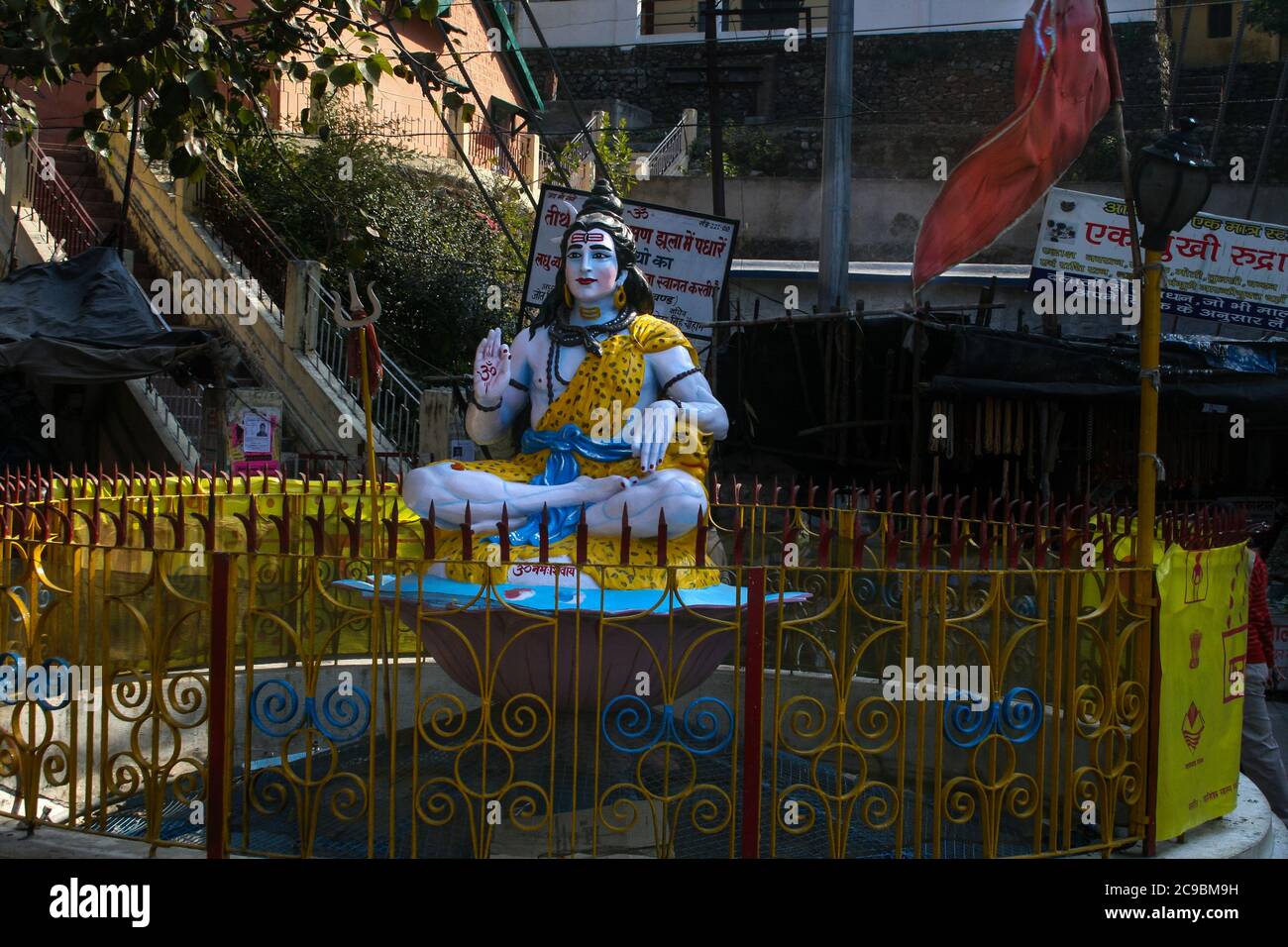 Chaîne de montagnes de l'Himalaya avec le Gange qui coule à travers elle. Rishikesh et Haridwar sont des destinations touristiques populaires appelées villes à deux patrimoines Banque D'Images