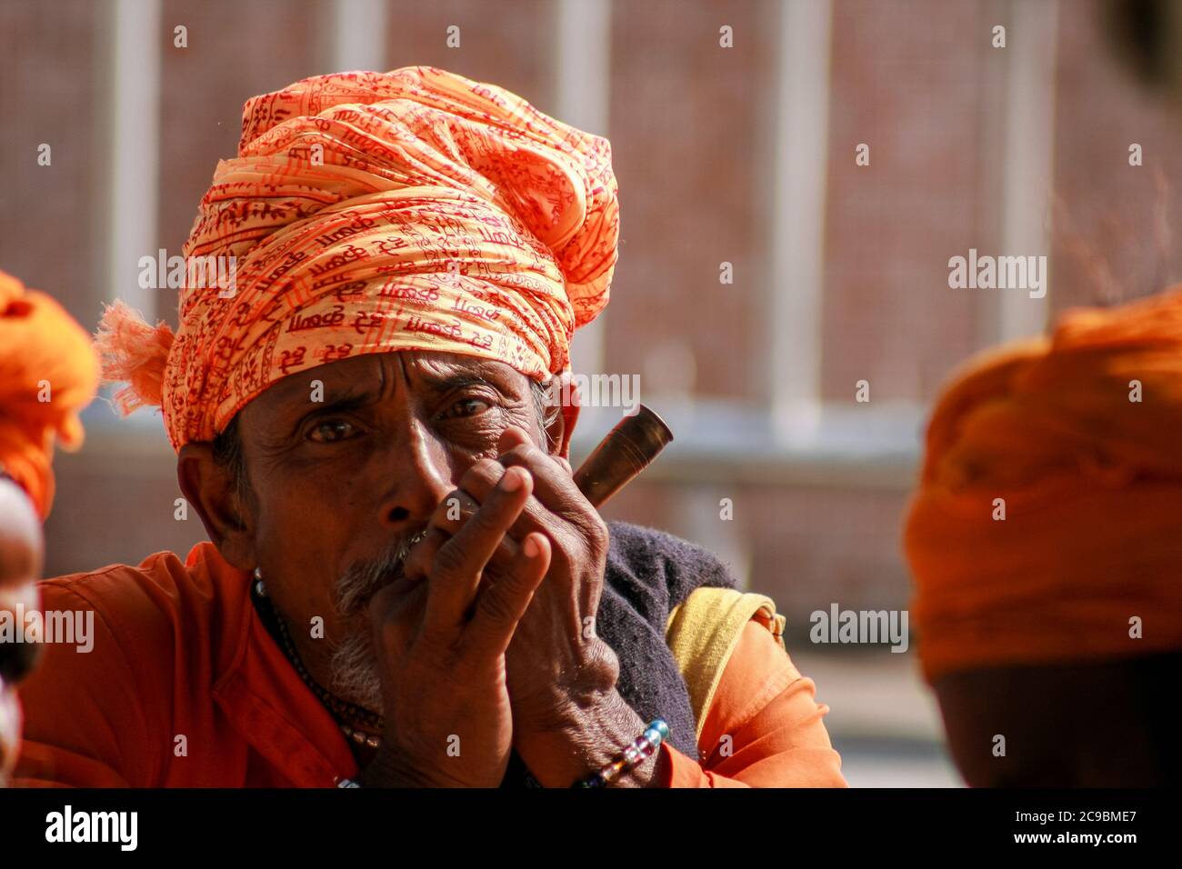 Un hindou sadhu fumant un hash pipe. Rishikesh et Haridwar sont des destinations touristiques populaires appelées villes à deux patrimoines Banque D'Images