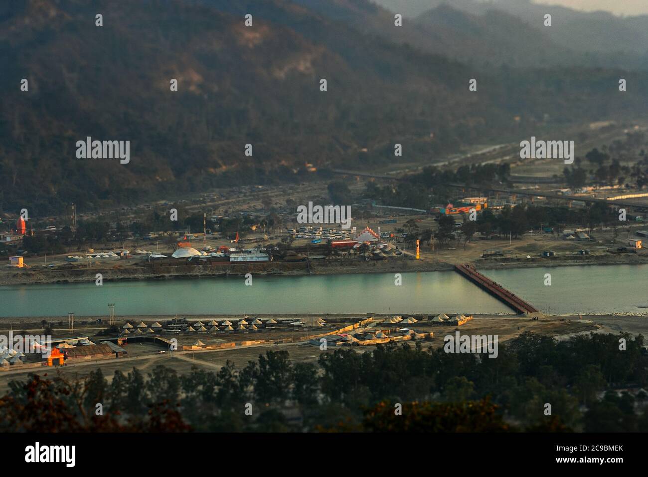 Chaîne de montagnes de l'Himalaya avec le Gange qui coule à travers elle. Rishikesh et Haridwar sont des destinations touristiques populaires appelées villes à deux patrimoines Banque D'Images