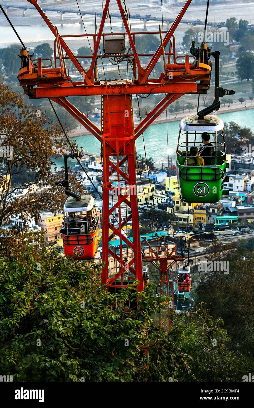 Les rives du Gange une forêt dense de l'autre côté de la colline et le téléphérique offre une vue panoramique sur le Gange et Haridwar. Banque D'Images