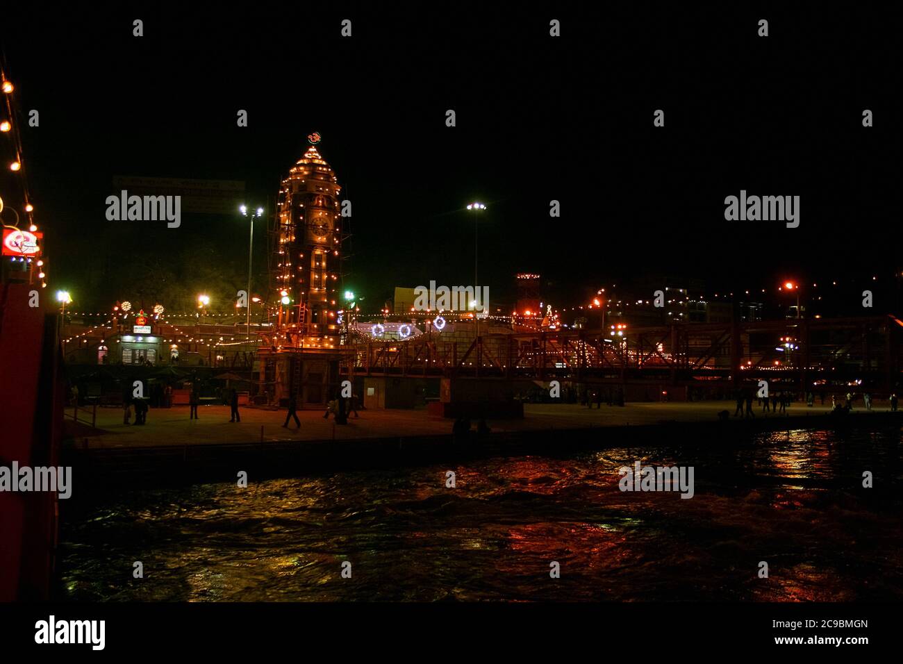 Chaîne de montagnes de l'Himalaya avec le Gange qui coule à travers elle. Rishikesh et Haridwar sont des destinations touristiques populaires appelées villes à deux patrimoines Banque D'Images