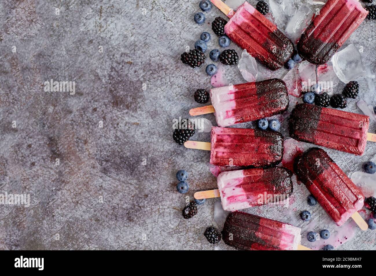 mûres maison et crèmes glacées ou popsicles avec baies congelées Banque D'Images