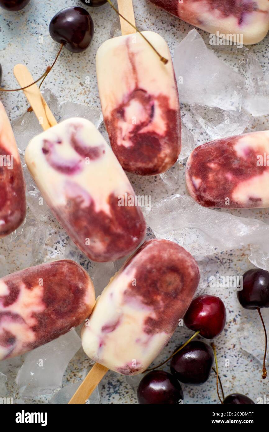 Délicieuses glaces maison à base de cerises et de crème. Banque D'Images