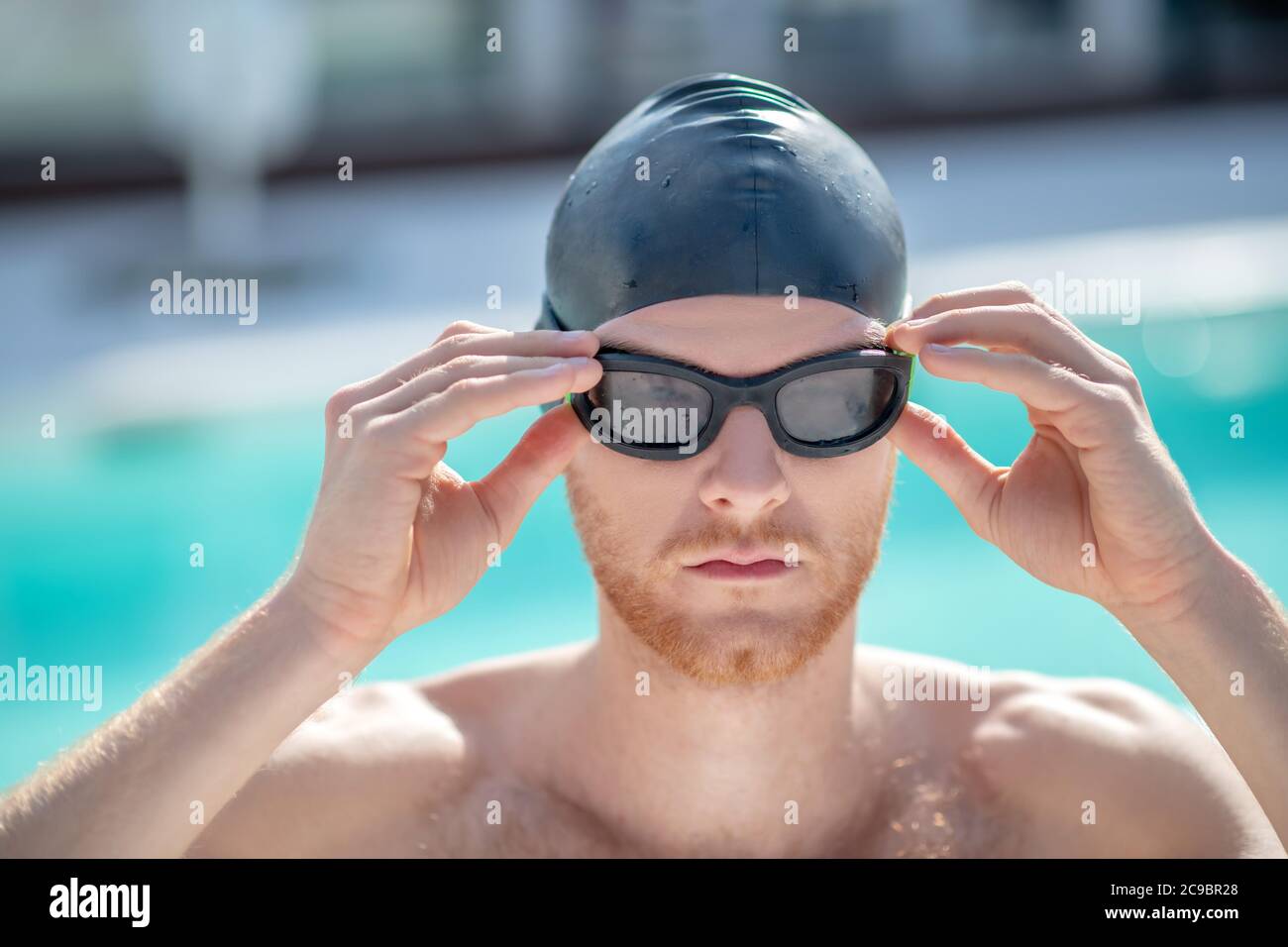 Gros plan sur le visage de l'homme dans des lunettes de natation Banque D'Images