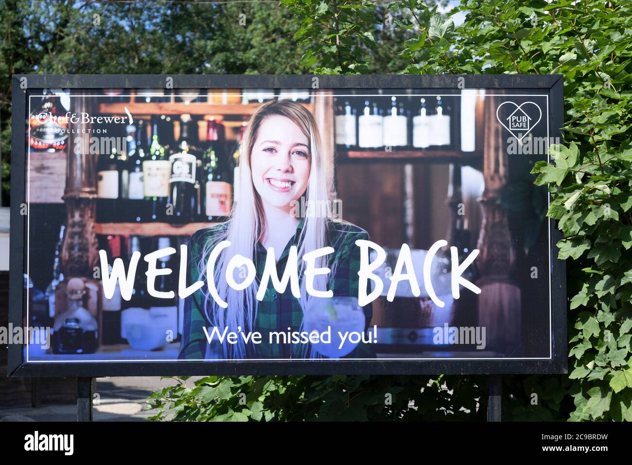 Bienvenue affiche de retour à l'extérieur de la chaîne de pub Chef et Brewer à Martlesham, Suffolk, Angleterre, Royaume-Uni juillet 2020 Banque D'Images