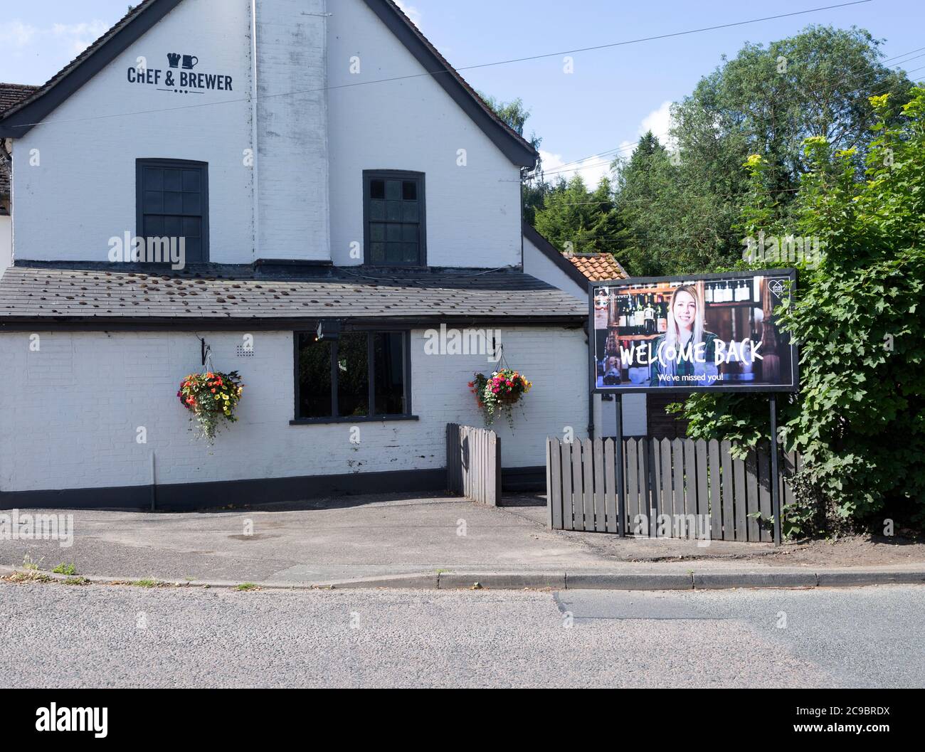Bienvenue affiche de retour à l'extérieur de la chaîne de pub Chef et Brewer à Martlesham, Suffolk, Angleterre, Royaume-Uni juillet 2020 Banque D'Images