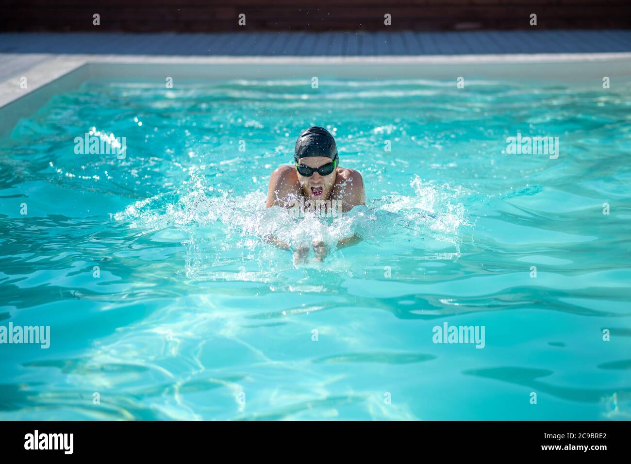 Nageur dans la piscine tête au-dessus des mains d'eau devant Banque D'Images