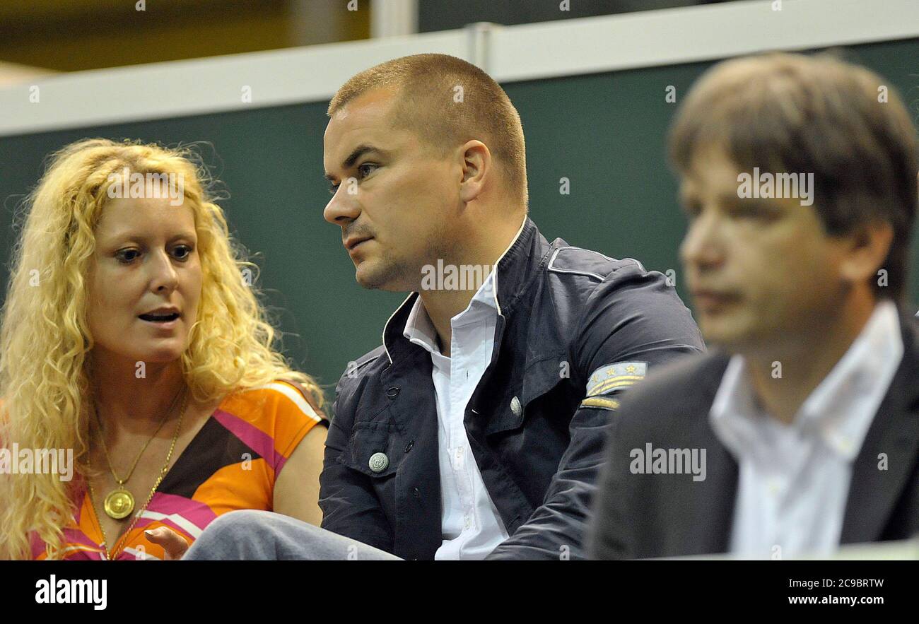 ***PHOTO DU FICHIER*** L-R Gabriela Kloudova, secrétaire du Premier ministre Mirek Topolanek, lobbyiste Marek Dalik et maire de Brno Roman Onderka ont suivi les demi-finales de la Fed Cup, Groupe mondial I, entre la République tchèque et les États-Unis, le 26 avril 2009, à Brno, République tchèque. *** le vice-Premier ministre tchèque et ministre de l'intérieur Jan Hamacek, leader du gouvernement junior social-démocrate (CSSD), va épouser l'ancien politicien de Prague pour l'aile droite Civic-démocrate (ODS) Gabriela Kloudova, qui sera son deuxième mariage, écrit le serveur SeznamZpravy.cz le 30 juillet 2020. (CTK photo/Igor Zehl) Banque D'Images
