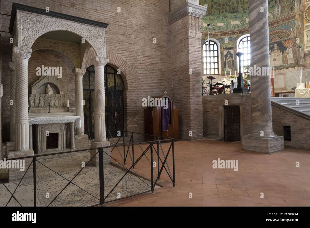 La vue panoramique à l'intérieur de la basilique de Sant'Apollinare en classe à Ravenne, Italie Banque D'Images