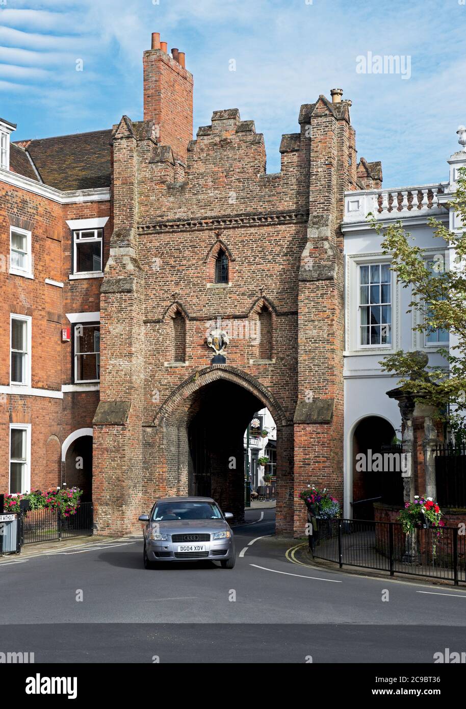 Voiture traversant North Bar, Beverley, East Yorkshire, Angleterre Banque D'Images