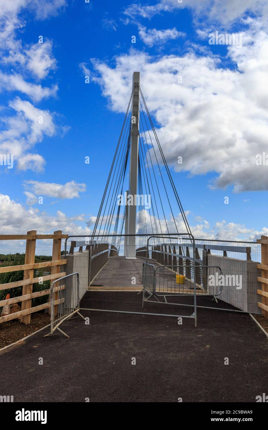 Highways Agency a construit Cable est resté en acier pédalant sur le vélo et le plancher au-dessus de A14 à Bar Hill, Cambridgeshire, Cambs, Angleterre, royaume-uni Banque D'Images