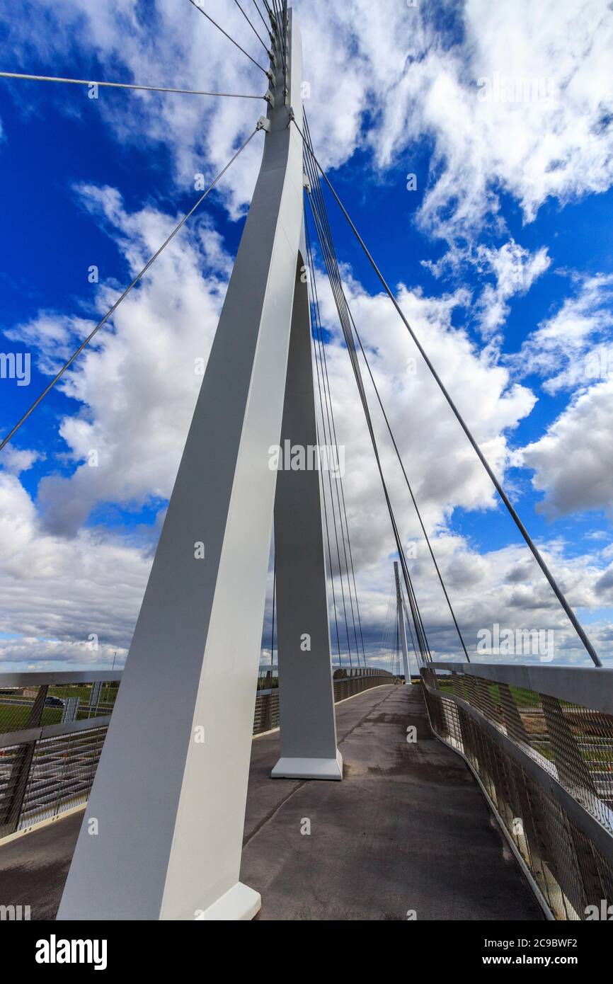 Highways Agency a construit Cable est resté en acier pédalant sur le vélo et le plancher au-dessus de A14 à Bar Hill, Cambridgeshire, Cambs, Angleterre, royaume-uni Banque D'Images