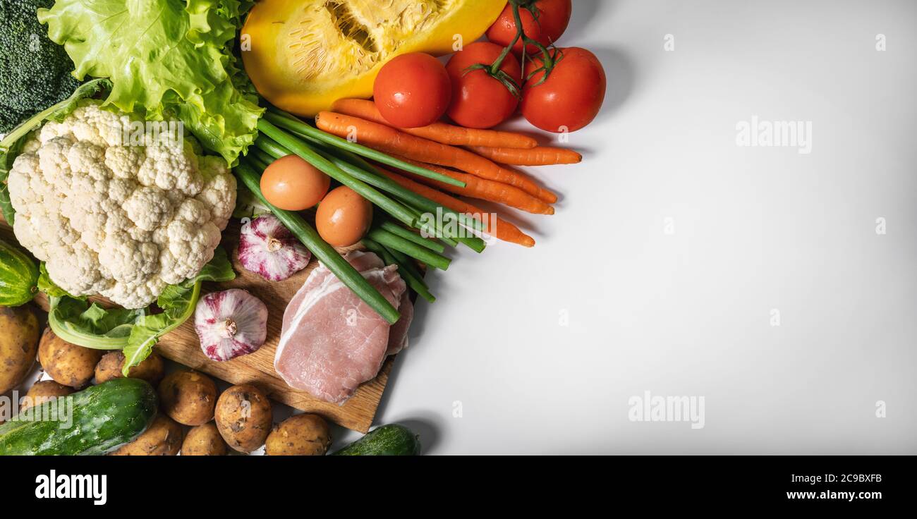 aliments agricoles biologiques - légumes, viande et œufs sur fond blanc avec espace de copie. bannière Banque D'Images