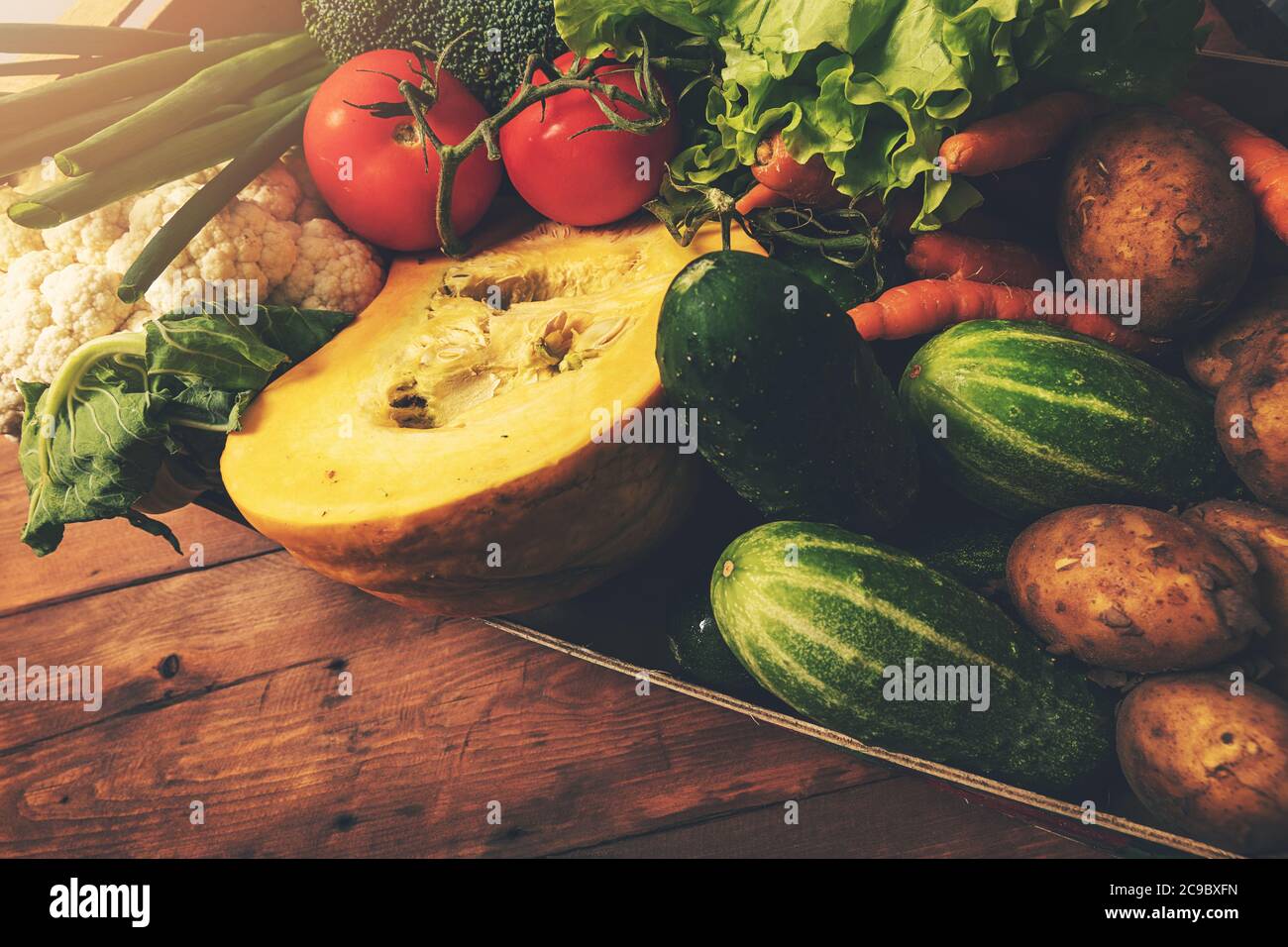 légumes bio biologiques en boîte sur le marché agricole local Banque D'Images