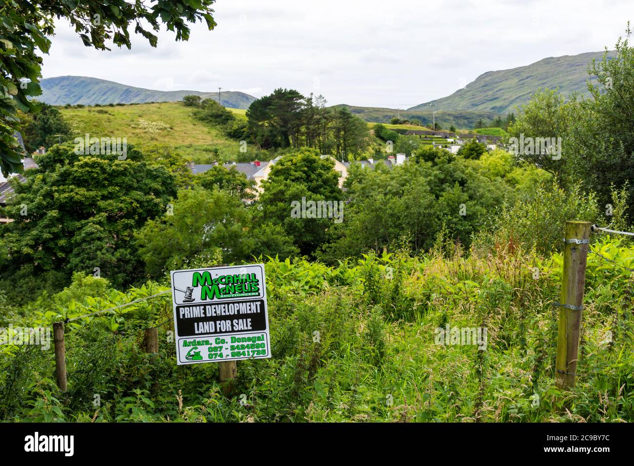 Premier terrain de développement pour la vente signalisation dans les zones rurales de l'Irlande, comté Donegal. Banque D'Images