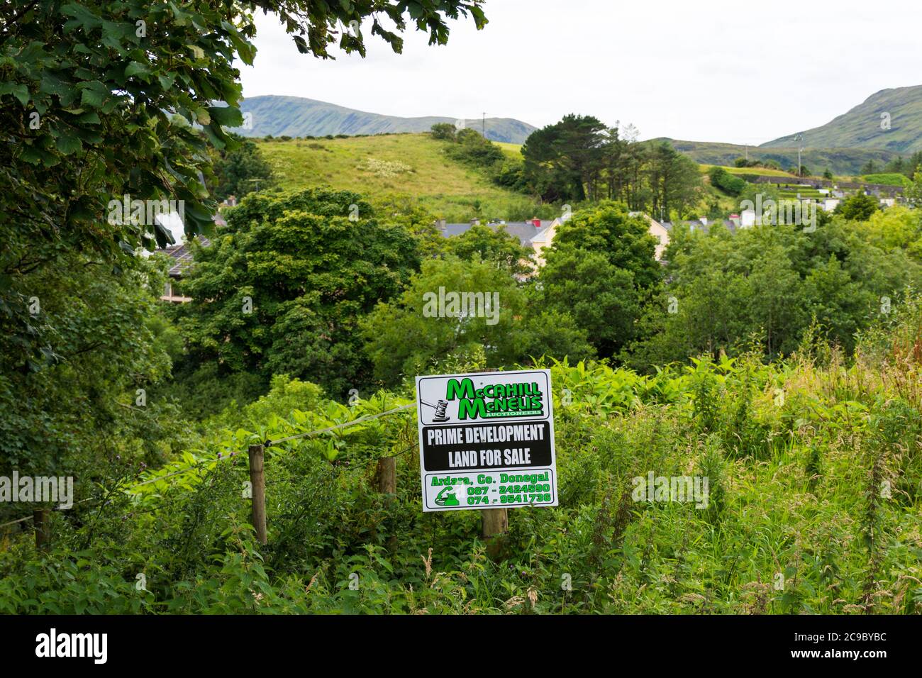 Premier terrain de développement pour la vente signalisation dans les zones rurales de l'Irlande, comté Donegal. Banque D'Images