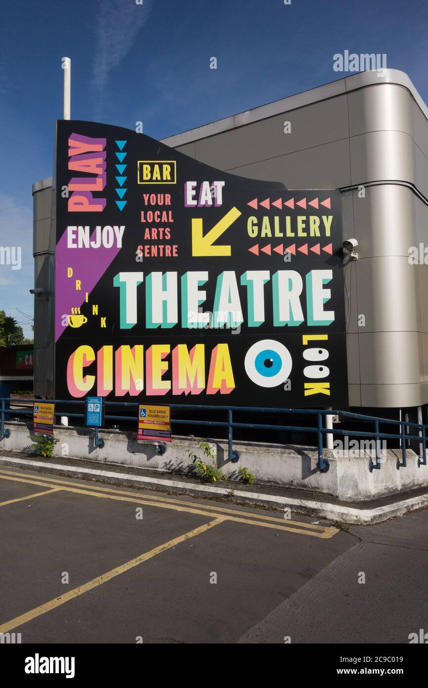 Signalisation colorée à l'extérieur du Waterman's Arts Center, High Street, Brentford, Hounslow, Middlesex, Royaume-Uni Banque D'Images