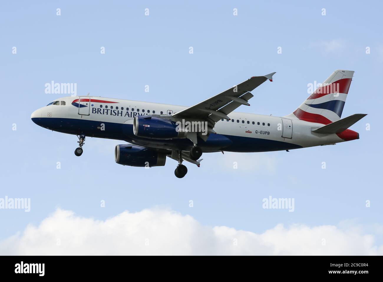 Un Airbus A319-131 volant pour British Airways atterrit à l'aéroport de Londres Heathrow Banque D'Images