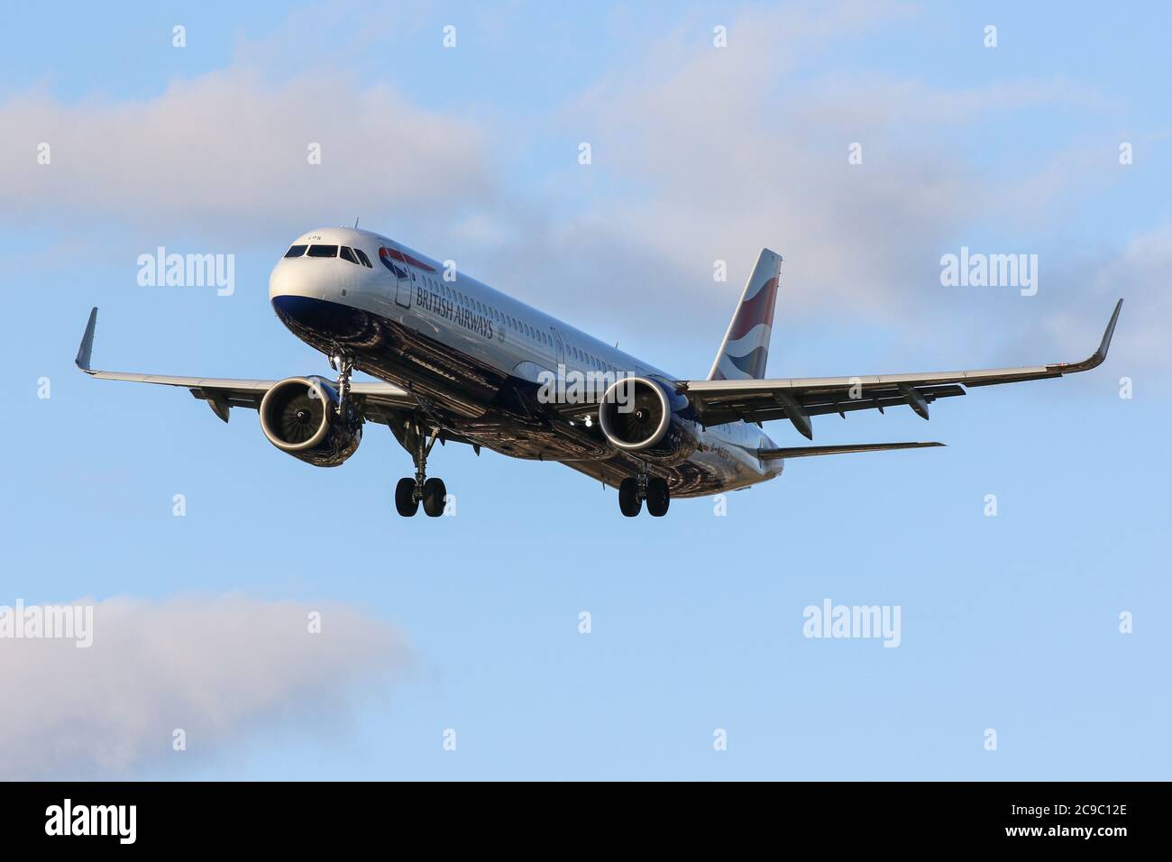 Un Airbus A321-251NX qui vole pour British Airways atterrit à l'aéroport de Londres Heathrow Banque D'Images