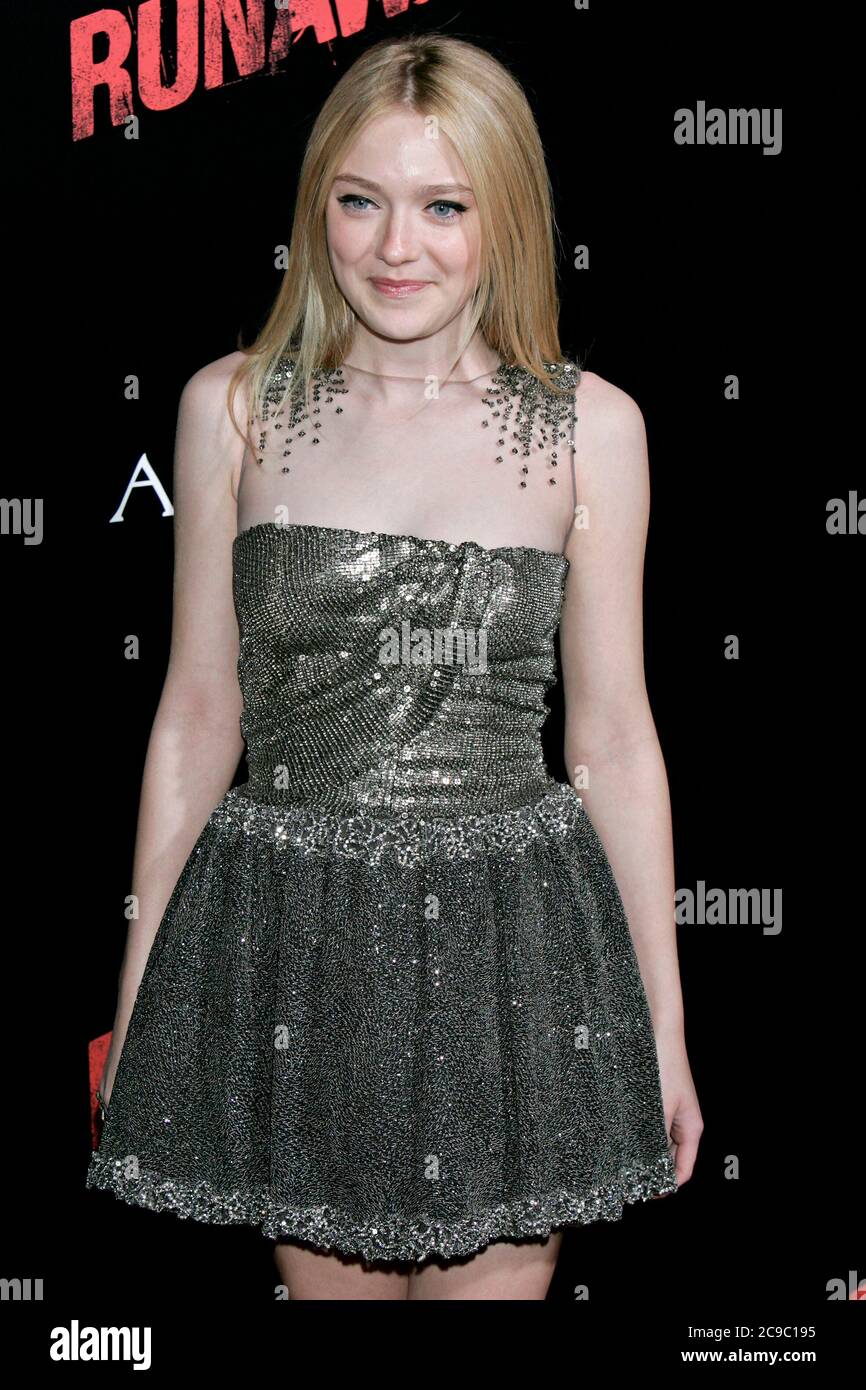 Dakota Fanning à la première du film "The Runaways" au ArcLight Cinemas Cinerama Dome. Los Angeles, le 11 mars 2010 | utilisation dans le monde entier Banque D'Images