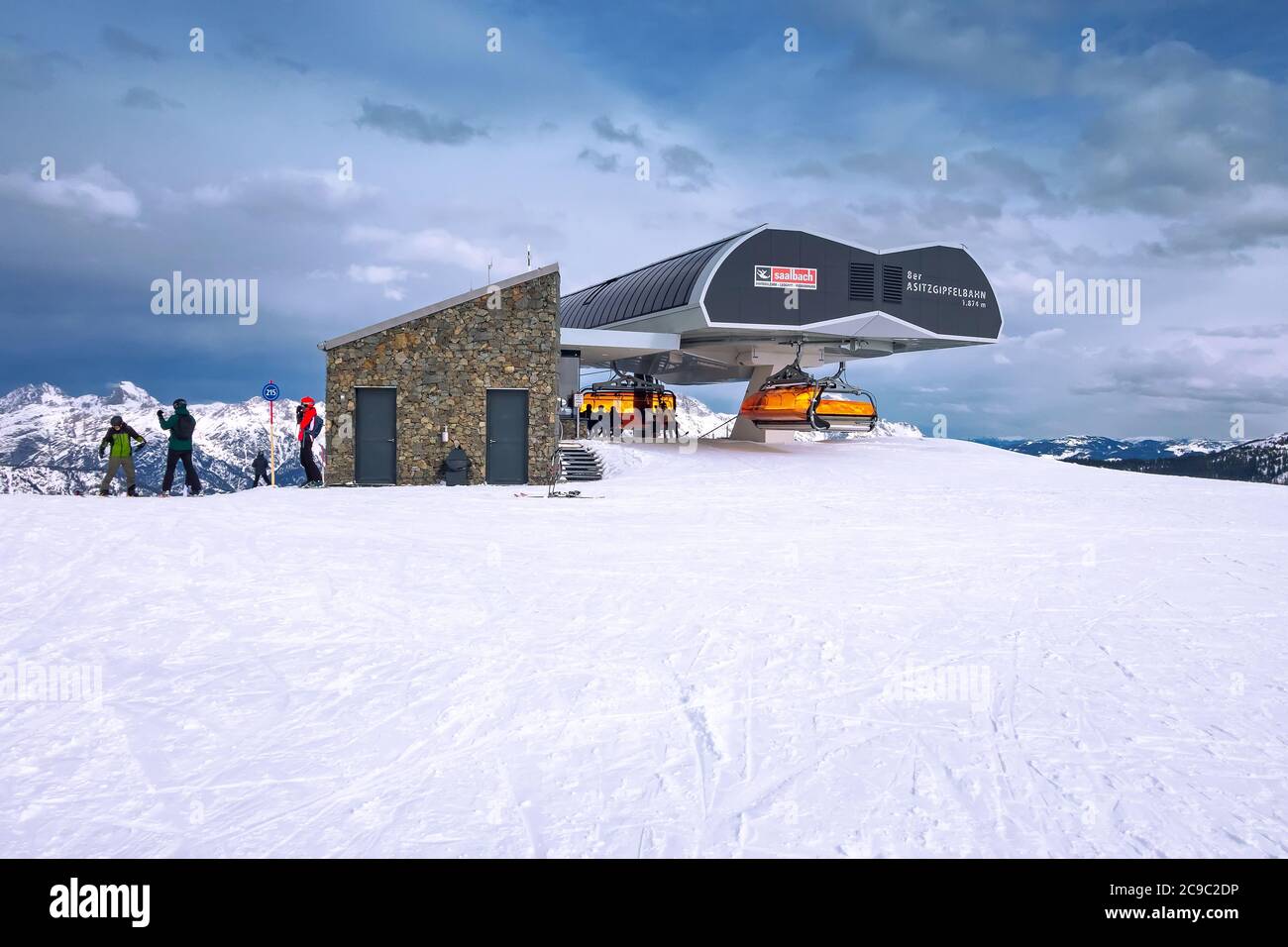 Saalbach, Autriche - 2 mars 2020: Les personnes qui vont skier depuis la station de téléski dans la célèbre station de ski Banque D'Images