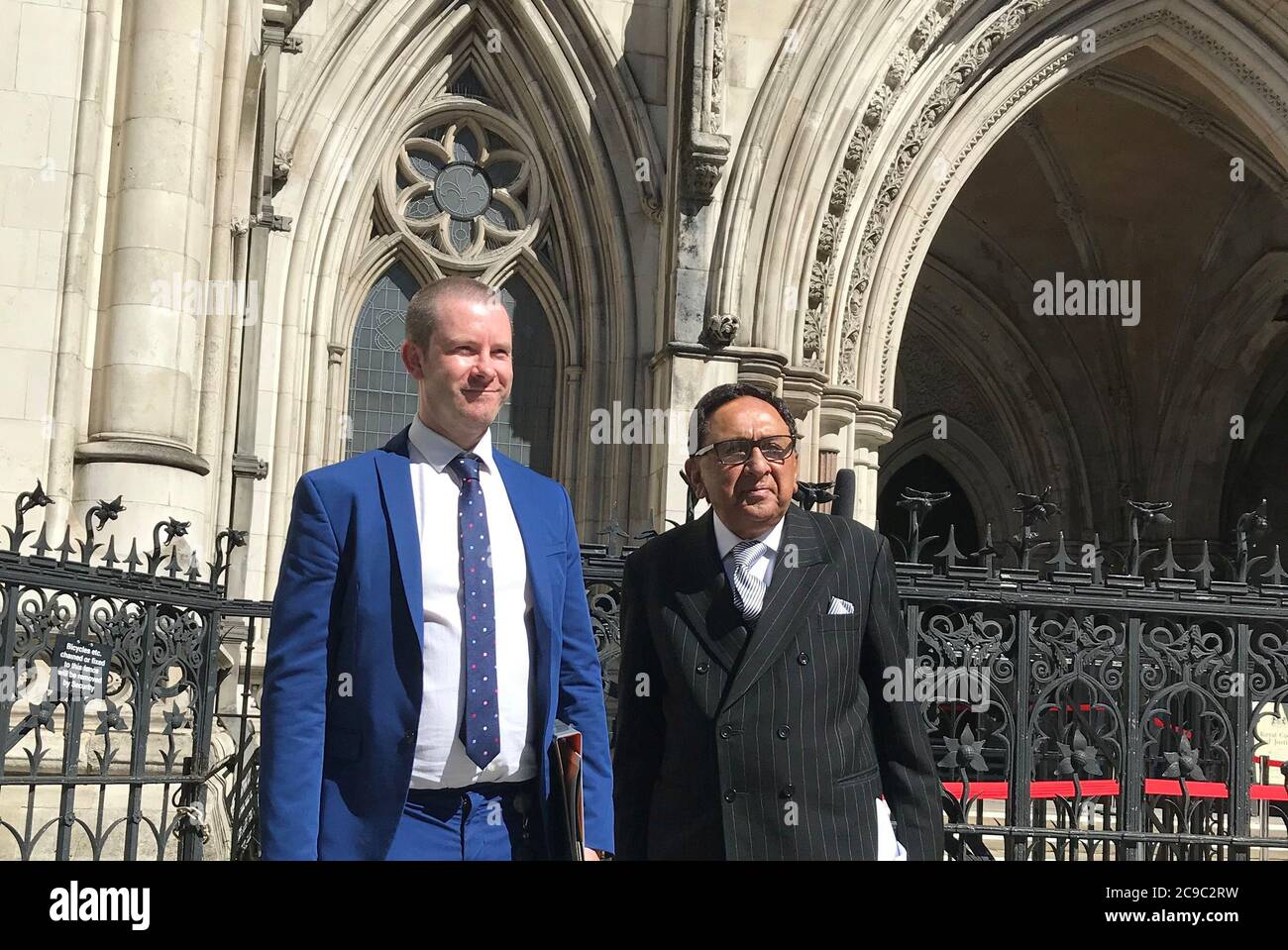 Lord Sheikh (à droite), avec son avocat Callum Galbraith, devant les cours royales de justice de Londres, après que l'éditeur du MailOnline ait accepté de payer des dommages-intérêts "de nature sub-sistante" pour régler sa plainte en diffamation sur des "allégations très diffamatoires" concernant sa participation à une conférence sur les droits des Palestiniens. Banque D'Images