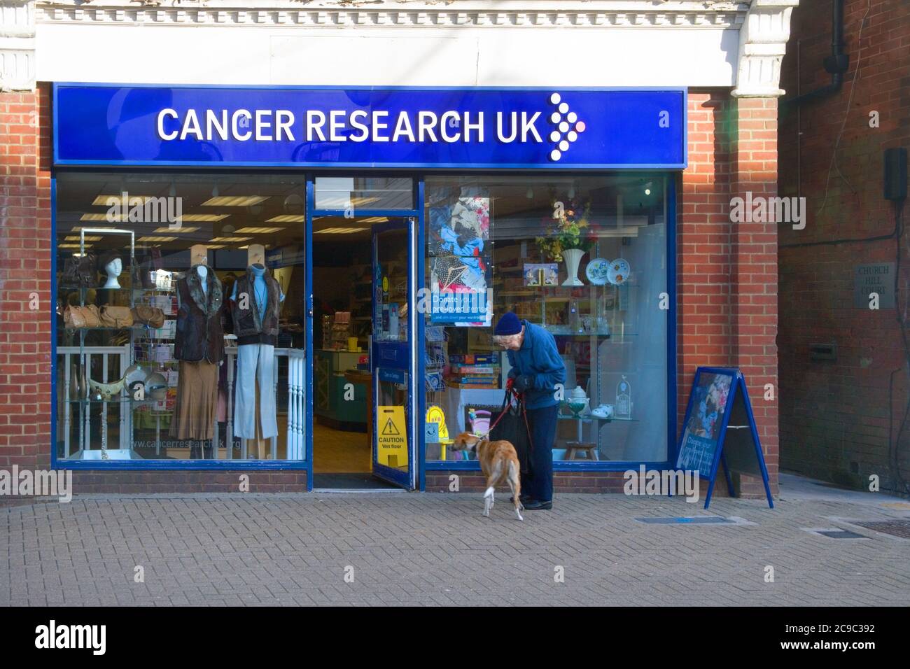 boutiques de charité en recherche sur le cancer à burgess hill west sussex Banque D'Images