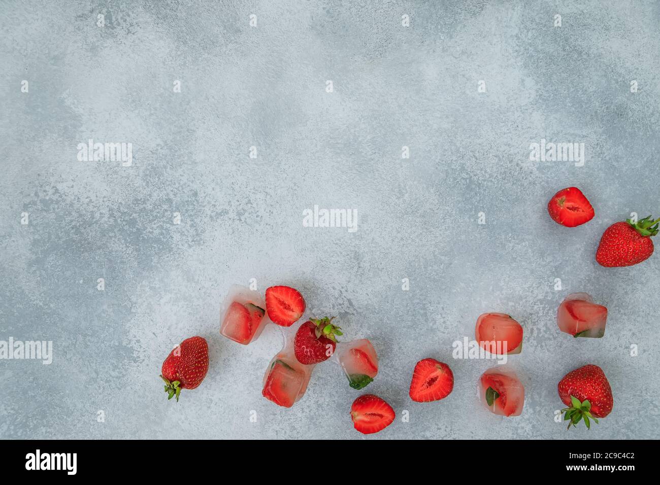 Fraise avec isolé sur fond gris. Pose à plat. Vue de dessus. Banque D'Images