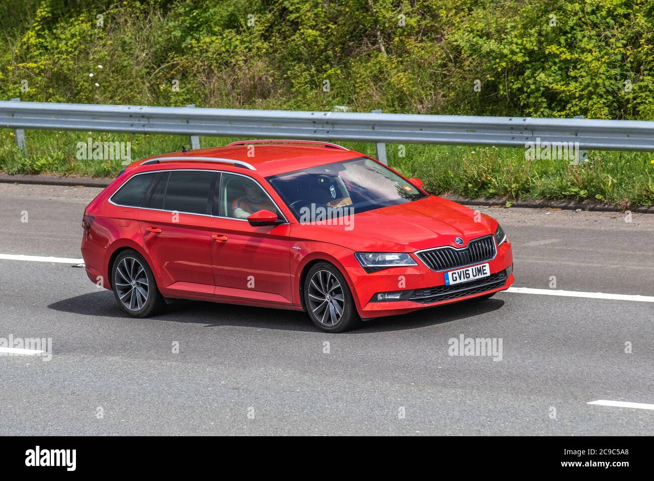 2016 Red Škoda superbe Laurin ET Klement; véhicules mobiles, voitures conduisant des véhicules sur les routes britanniques, moteurs, conduite sur le réseau d'autoroute M6. Banque D'Images