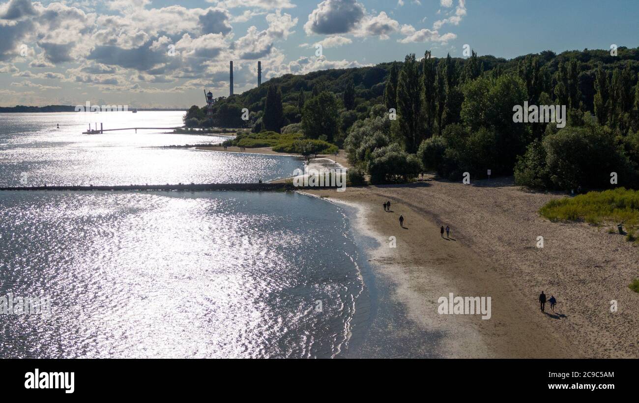 Hambourg, Allemagne. 11 juillet 2020. Les gens marchent le long de la plage d'Elbe dans des fissures tandis que le soleil se reflète sur l'eau (vue aérienne avec un drone). Credit: Jonas Walzberg/dpa/Alay Live News Banque D'Images
