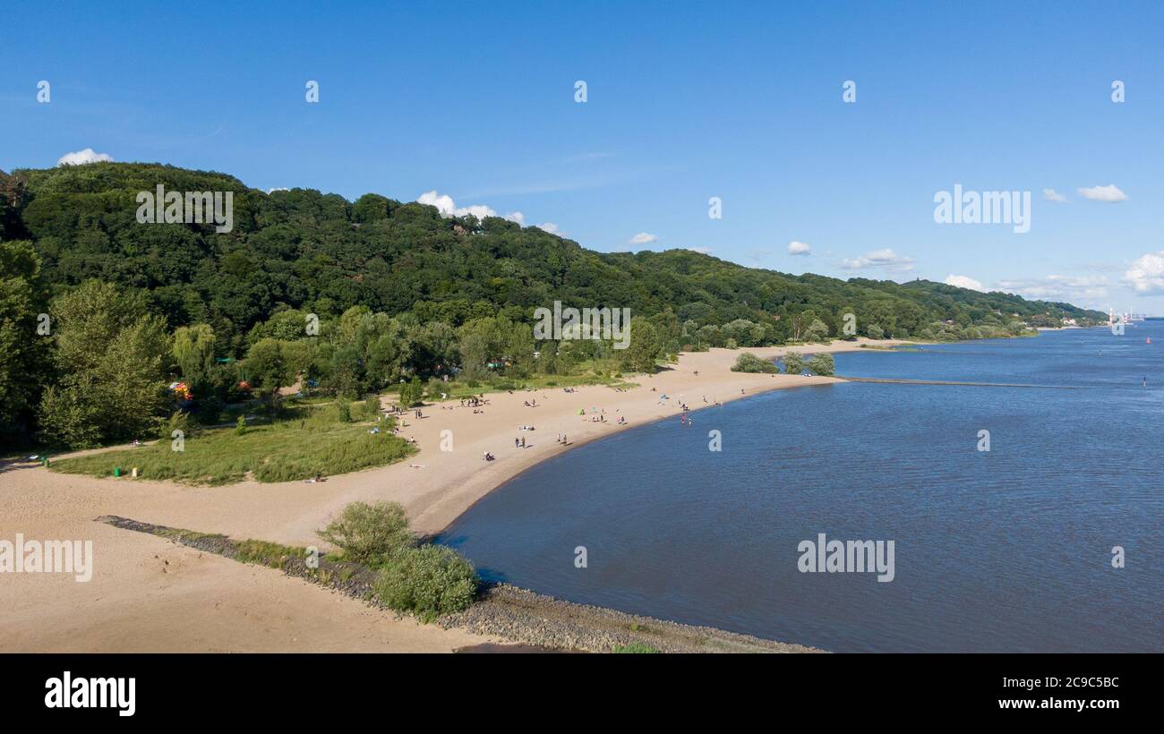 Hambourg, Allemagne. 11 juillet 2020. Personnes marchant ou allongé dans des fissures sur la plage d'Elbe (vue aérienne avec un drone). Credit: Jonas Walzberg/dpa/Alay Live News Banque D'Images