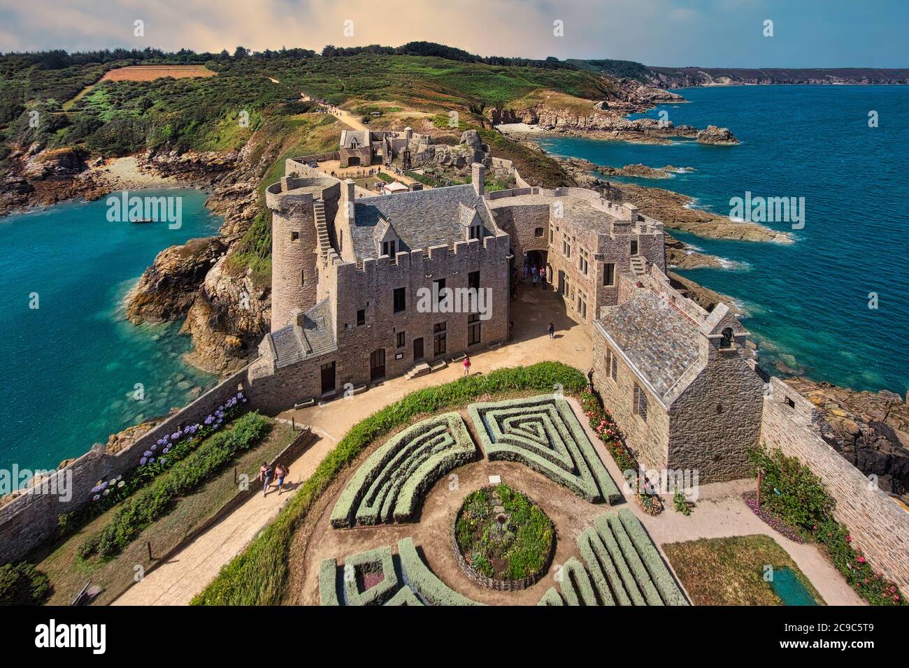 Fort-la-Latte est l'un des châteaux les plus célèbres de Bretagne. C'est une forteresse du XIVe siècle construite sur une falaise dans la baie de la Fresnaye. Banque D'Images
