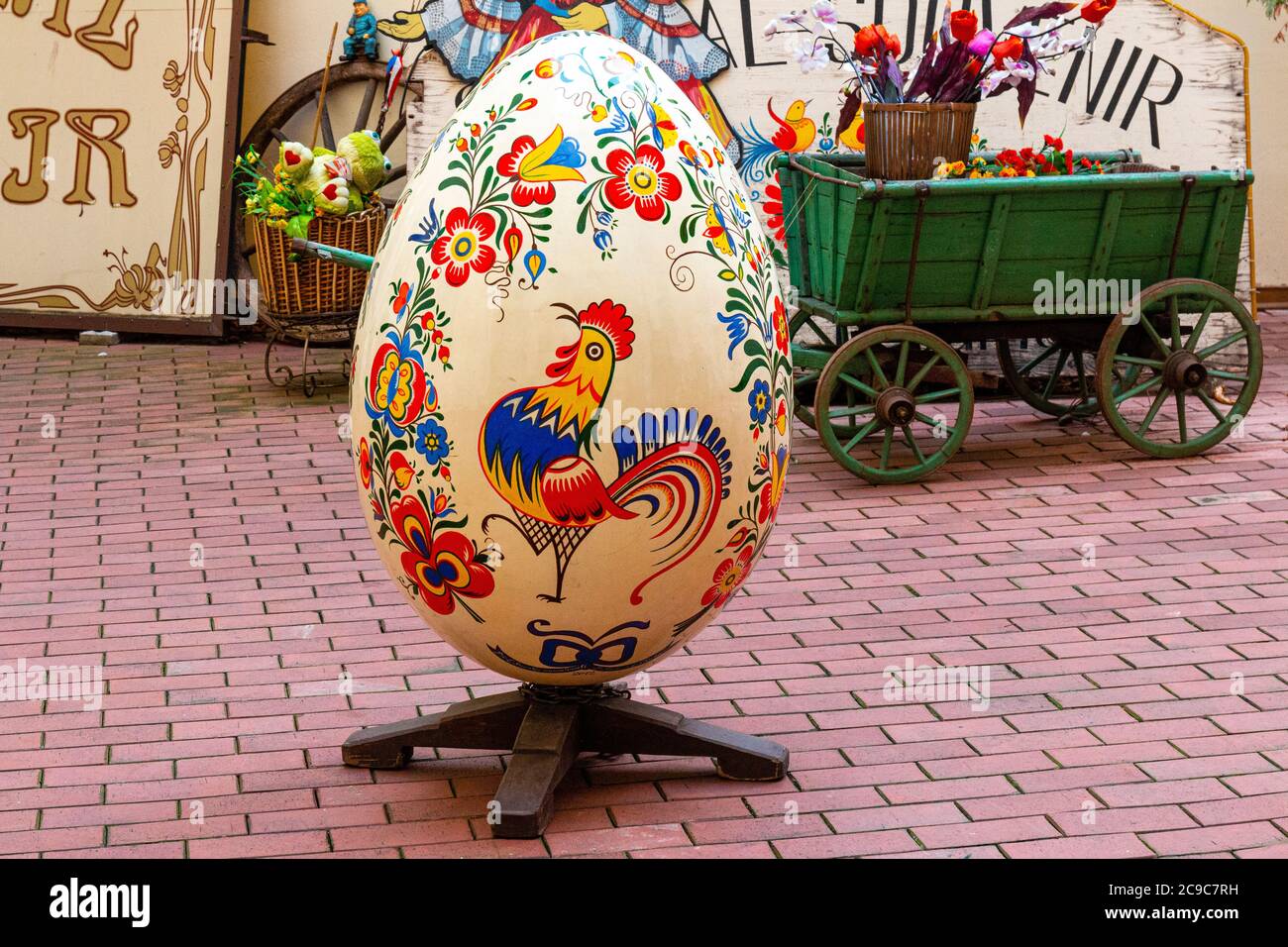 Giant coloré peint traditionnel oeuf de Pâques décoré de coq et de fleurs, vieille ville de Prague, République tchèque, Europe Banque D'Images