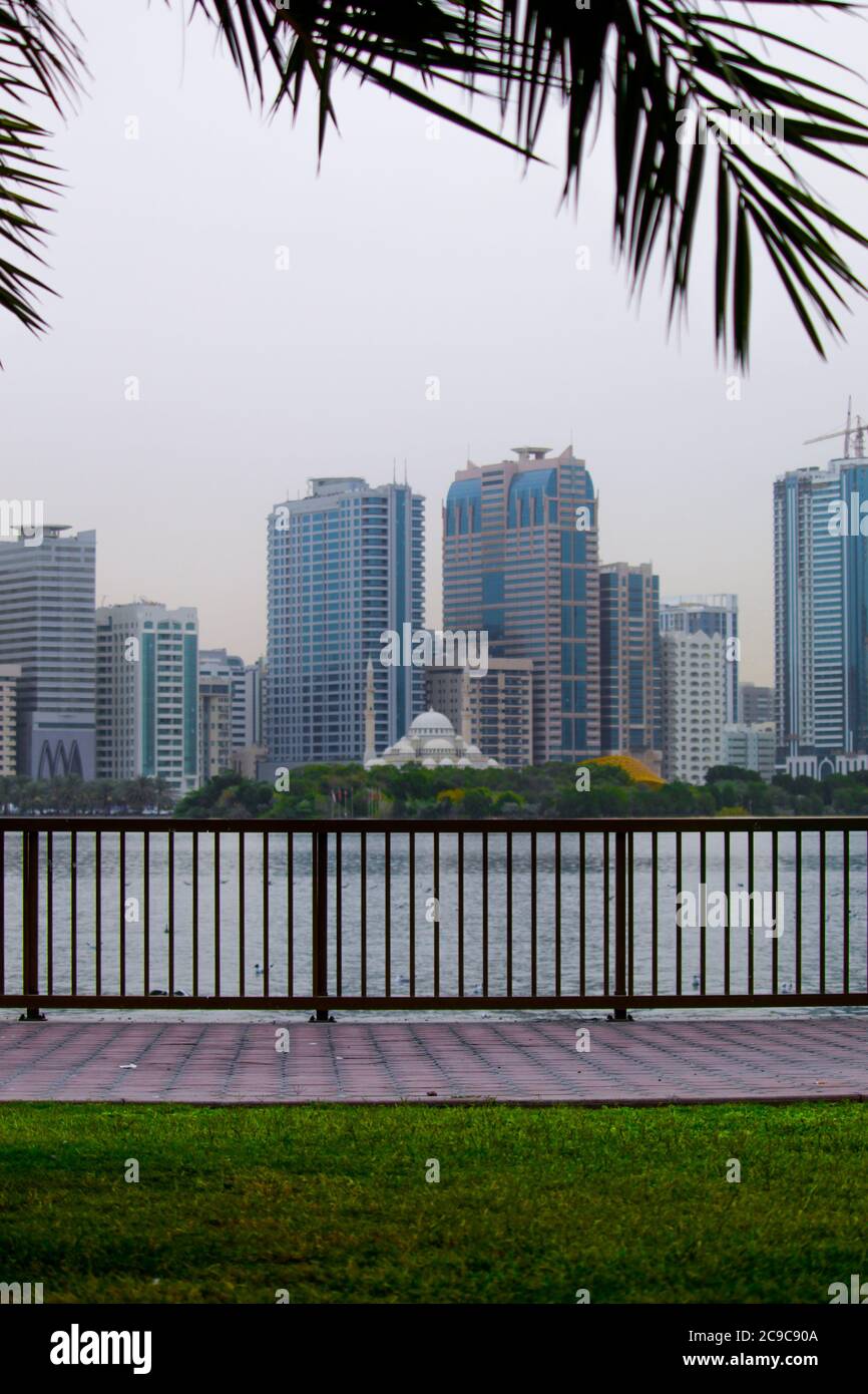 Paysage du front de mer Al-Majaz Sharjah et de la mosquée Al noor avec d'autres architecture Banque D'Images