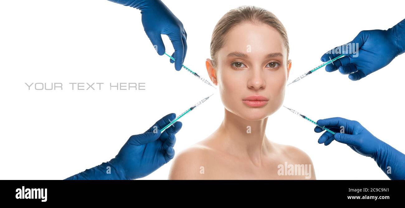 Jolie femme et esthéticiennes mains avec des seringues faisant l'injection de botox dans son visage acide hyaluronique. Concept de thérapie de rajeunissement. Banque D'Images