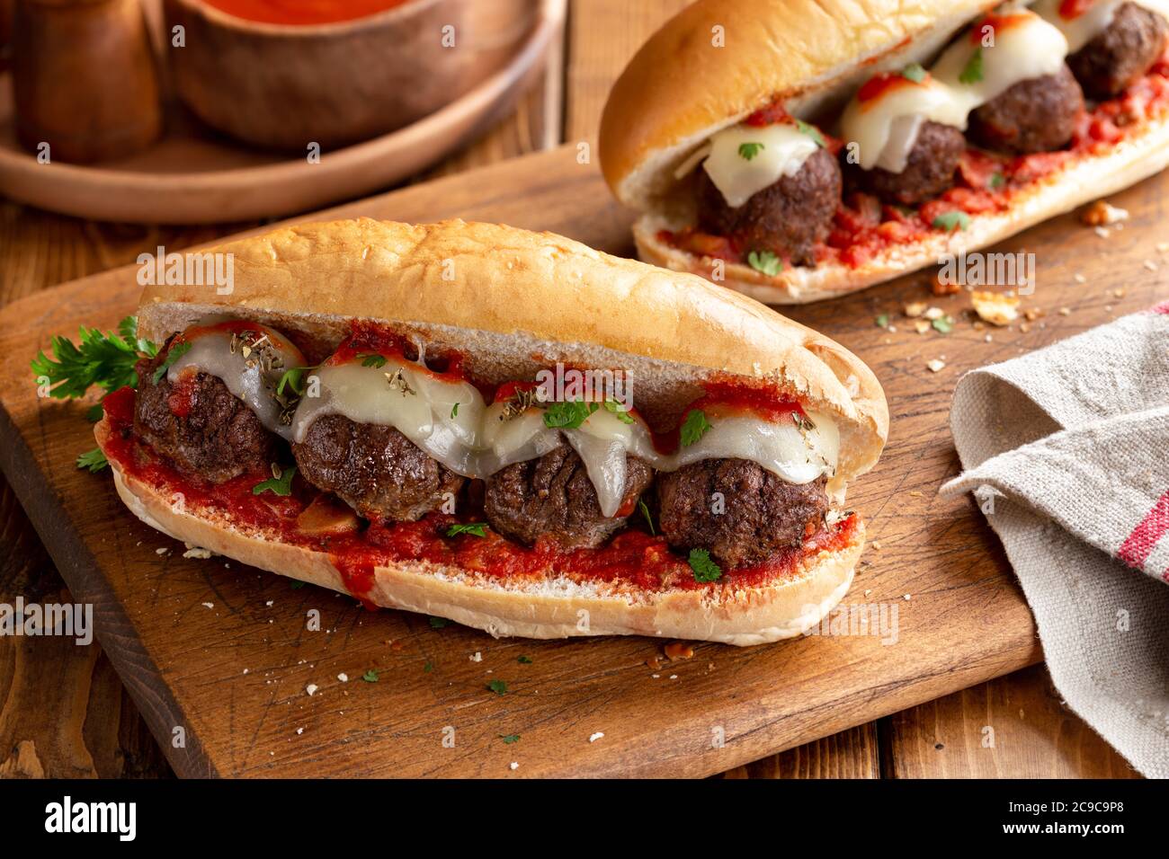 Sandwich meatball avec sauce tomate et fromage sur un rouleau de croque-monsieur Banque D'Images