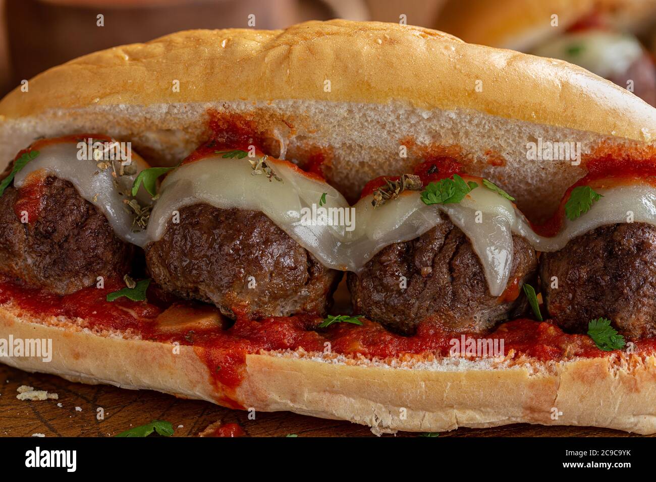 Gros plan d'un sandwich au meatball avec sauce tomate et fromage sur un rouleau de croche Banque D'Images