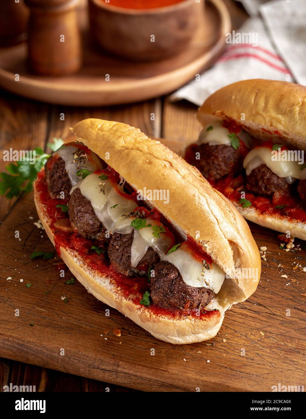 Sandwich meatball avec sauce tomate et fromage sur un rouleau de croque-monsieur Banque D'Images