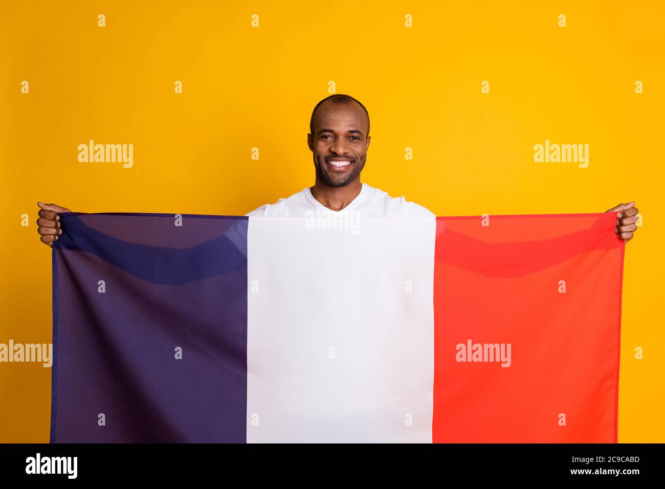 Portrait du soutien positif joyeux afro-américain gars de football fan l'équipe nationale de football france à l'origine du match de la coupe du monde tient le français drapeau usure blanc t Banque D'Images