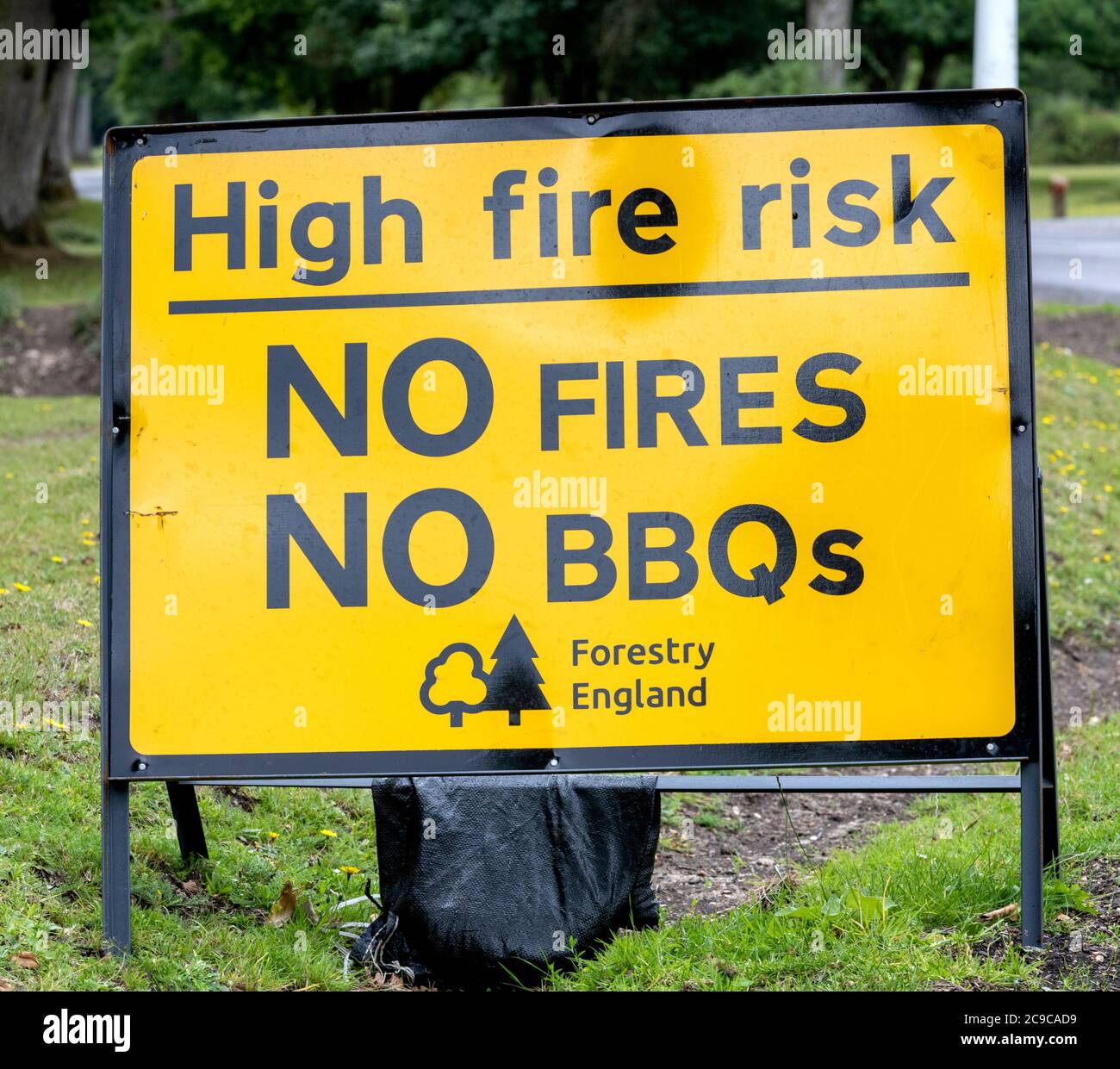 Signez un avertissement sur le risque d'incendie élevé et déclarant pas d'incendie aucun barbecue émis par Forestry England, New Forest, Hampshire, England, UK Banque D'Images
