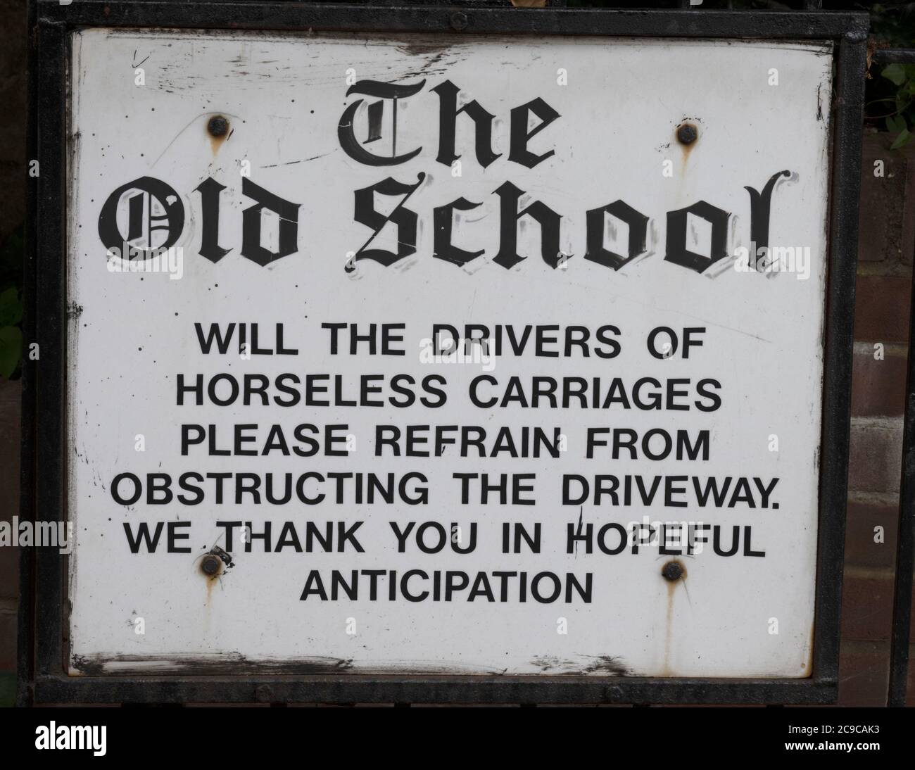 Panneau amusant - pas d'avis de stationnement - dans le village Hampshire de Charlton, Hampshire, Angleterre, Royaume-Uni Banque D'Images