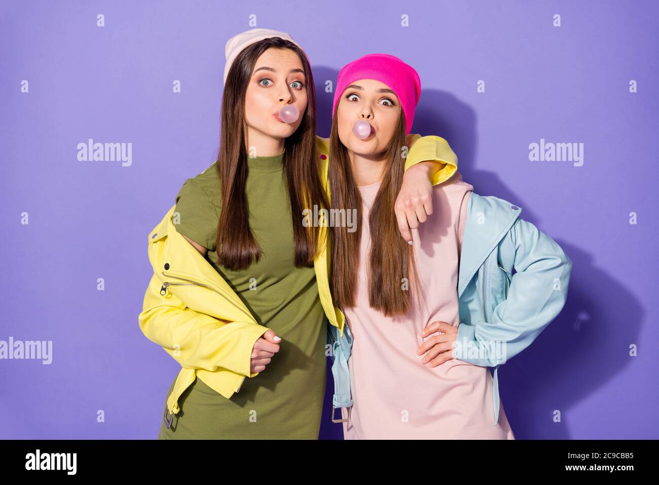 Portrait de belles-look attrayant joli joueur gai gai filles de tricherie bulles soufflantes ayant le plaisir de se tromper isolées sur la brillance vive Banque D'Images