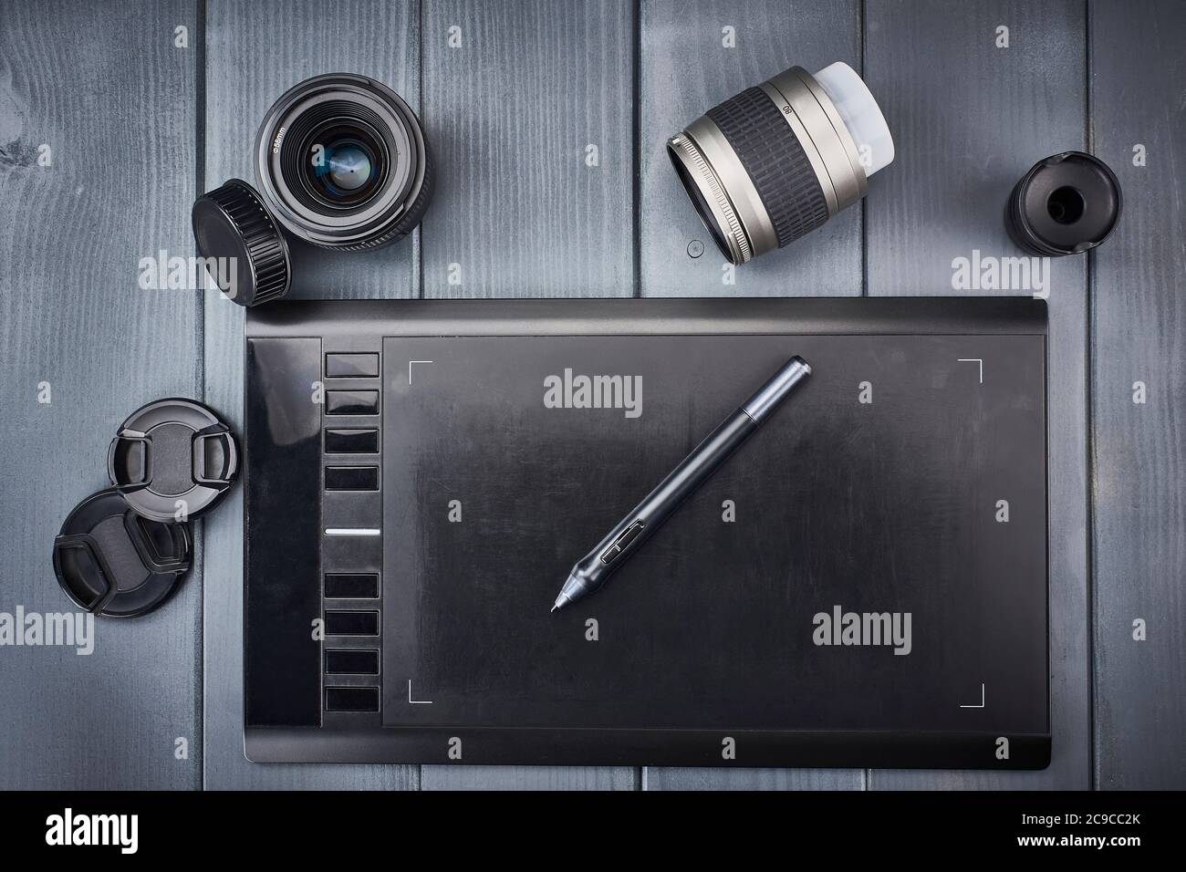 outils de base d'un photographe ou d'un graphiste. Objectifs photographiques et retouche de tablettes graphiques Banque D'Images