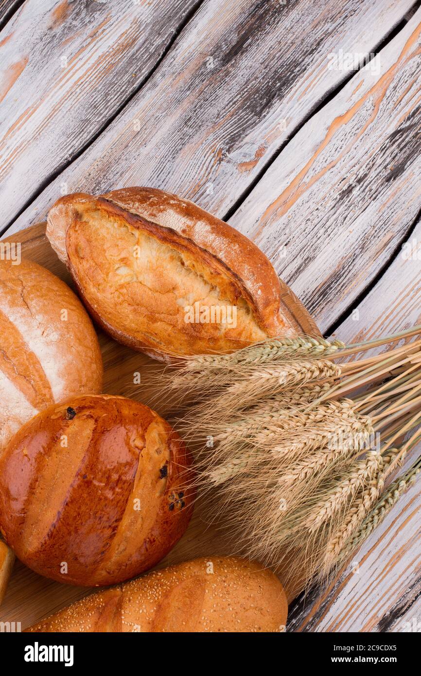 Produits de boulangerie et épis de blé, vue du dessus. Banque D'Images Produits de boulangerie et épis de blé, vue du dessus. Banque D'Images