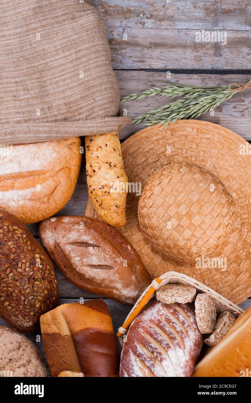 Assortiment de pain frais sur fond de bois, vue du dessus. Banque D'Images Assortiment de pain frais sur fond de bois, vue du dessus. Banque D'Images