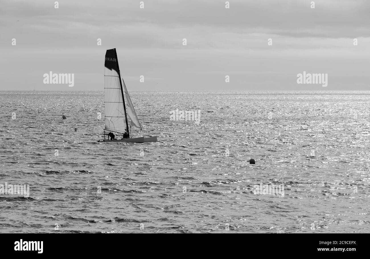 Pornichet, Loire-Atlantique, France - août 16 2018 : voile sur l'océan Atlantique, au large de la plage de Pornichet. Banque D'Images
