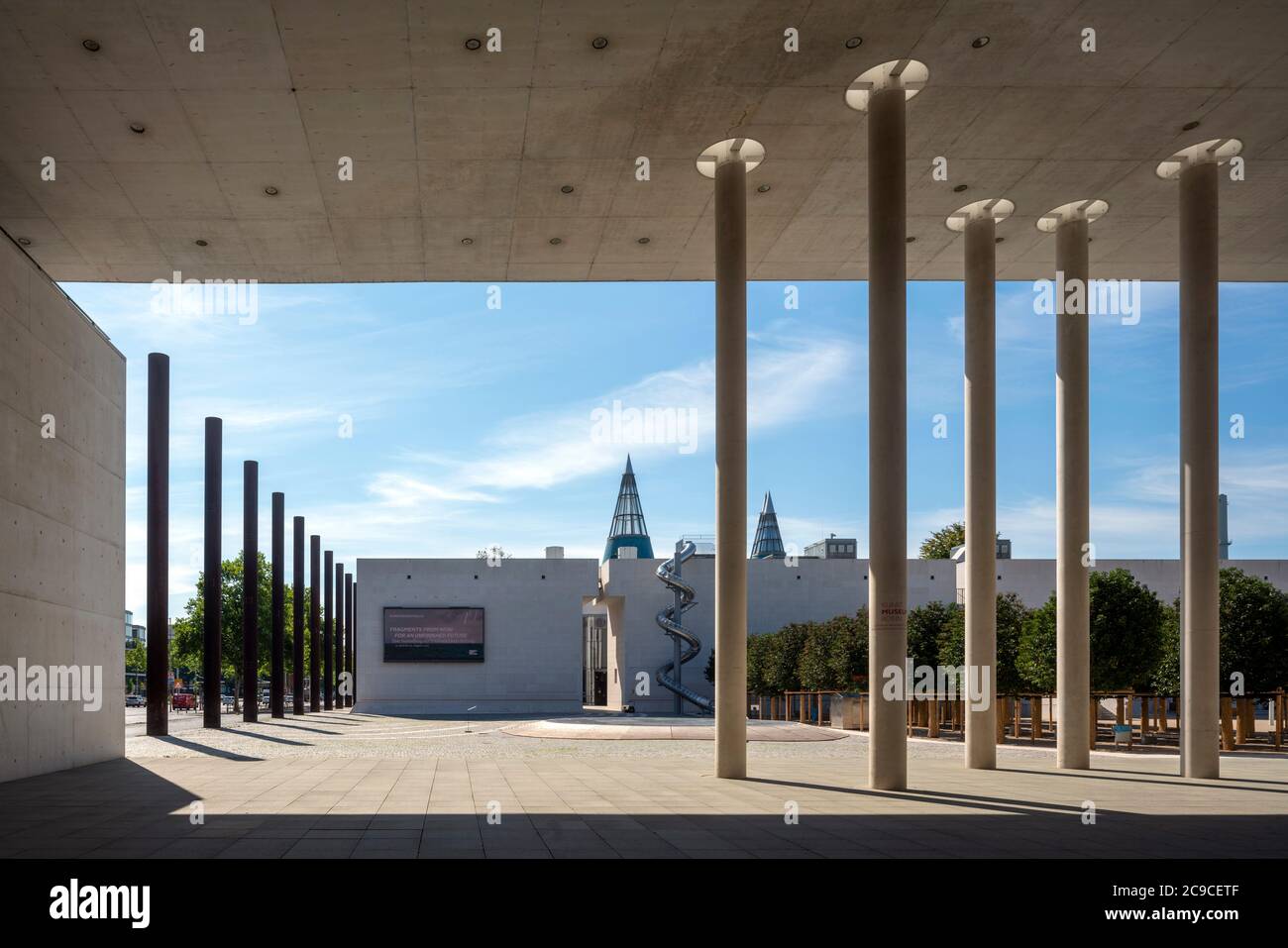 Bonn, Museumsmeile, Kunstmuseum Bonn, 1992 von Axel Schultes erbaut, Blick auf die Bundeskunsthalle 1989-1992 von Gustav Peichl Banque D'Images