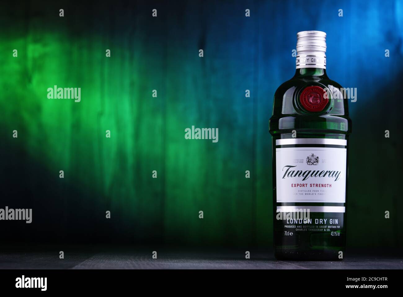 POZNAN, POL - 26 JUIN 2020 : bouteille de Tanqueray, une marque de gin produite par Diageo plc et commercialisée dans le monde entier Banque D'Images POZNAN, POL - 26 JUIN 2020 : bouteille de Tanqueray, une marque de gin produite par Diageo plc et commercialisée dans le monde entier Banque D'Images